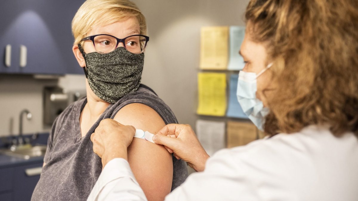 Vaccinare operatori sanitari e allievi a rischio